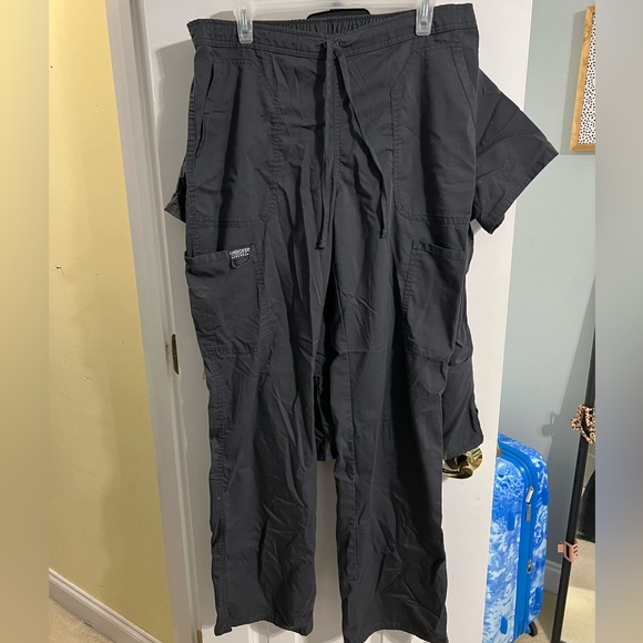 Women’s Gray size medium Scrub Set - Picture 2 of 2